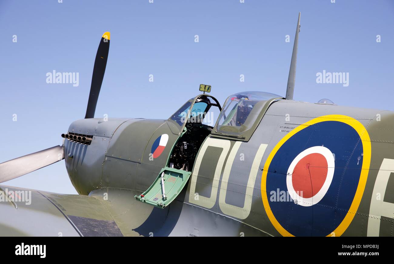 Il Supermarine Spitfire AR501 sul display statico a Shuttleworth airshow di sera di sabato 19 maggio 2018 Foto Stock