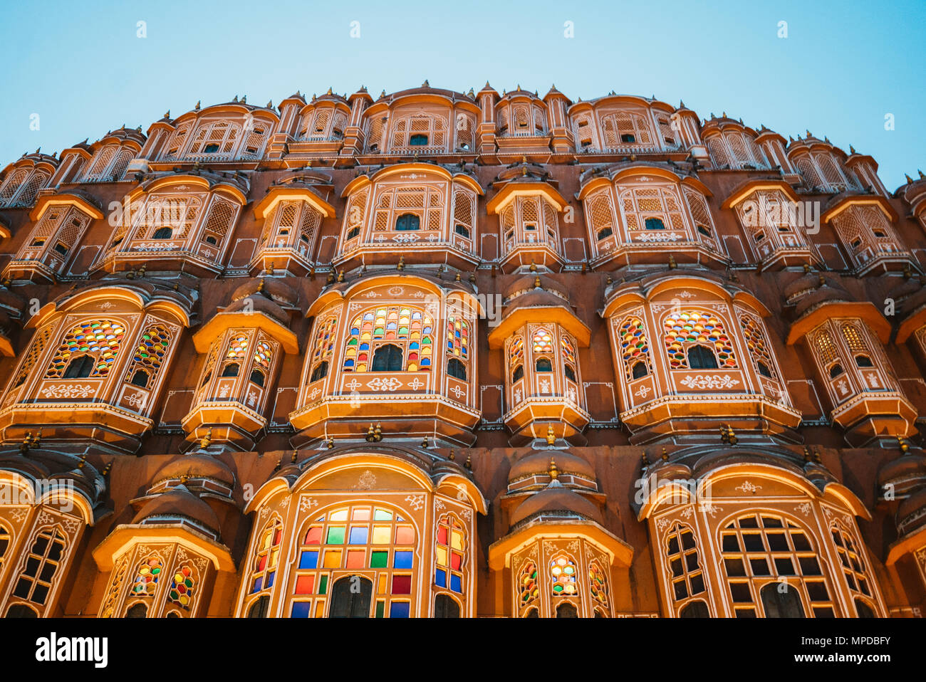 Hawa Mahal illuminata di notte a Jaipur, India Foto Stock