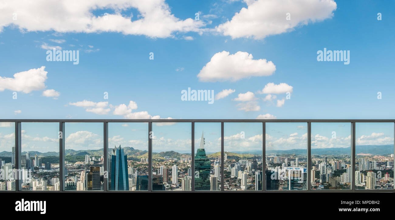 Panama City - marzo 2018: la vista dall'Hardrock Hotel sky bar sopra lo skyline della città di Panama Foto Stock