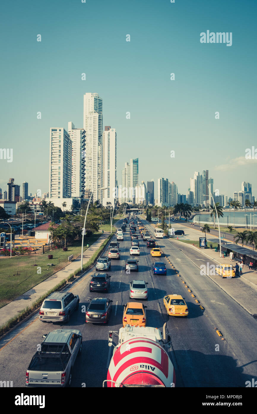 Panama City, Panama - marzo 2018: ora di punta del traffico con molte automobili voce al centro di Panama City via Avenida Balboa Foto Stock