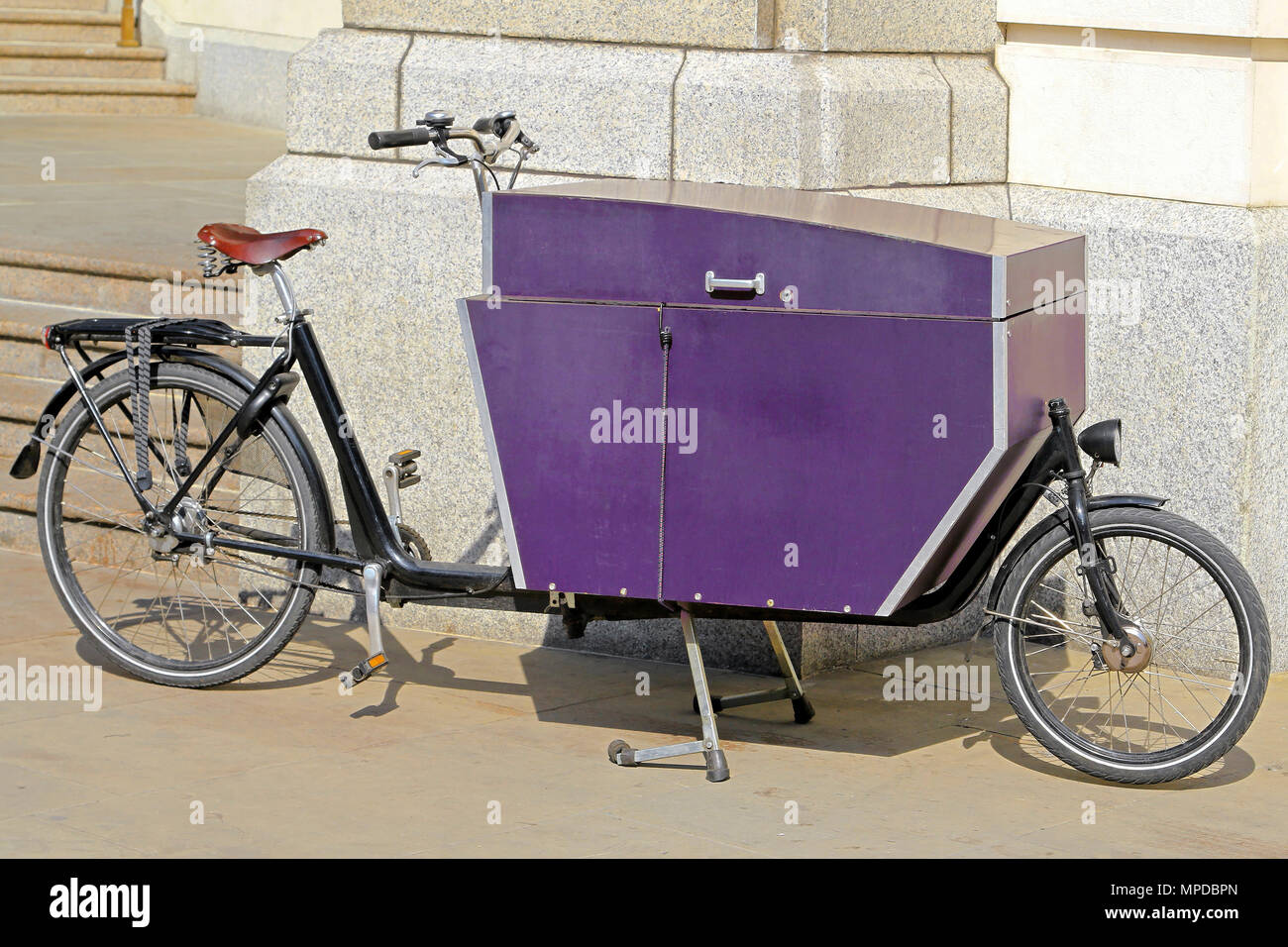 Bicicletta Cargo per la rapida consegna della città Foto Stock