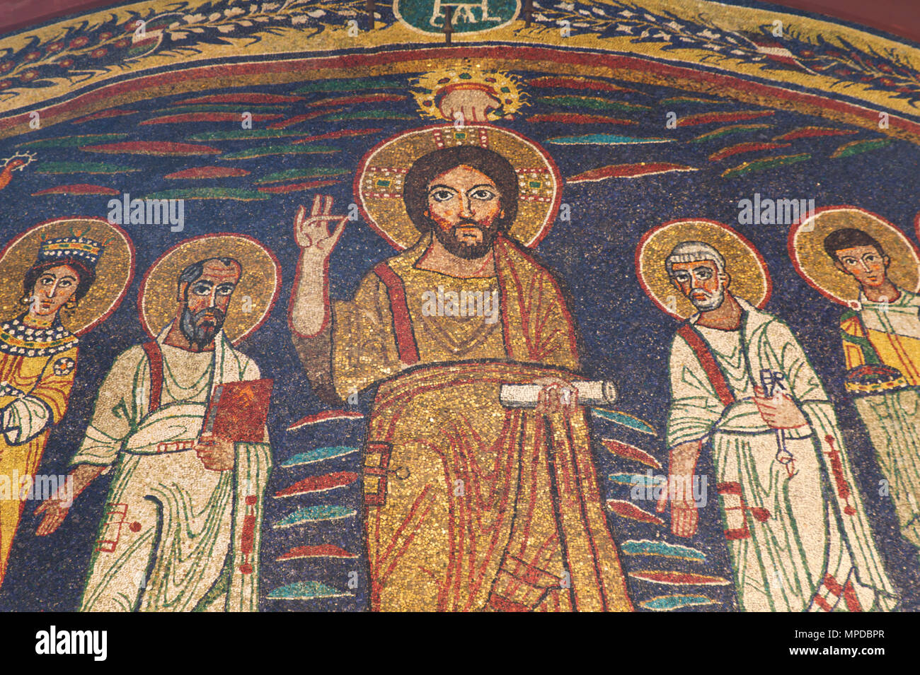Dettaglio del IX secolo mosaico raffigurante il Redentore con i santi Paolo, Cecilia, Pietro e la valeriana e la mano di Dio - Basilica di Santa Cecilia Foto Stock