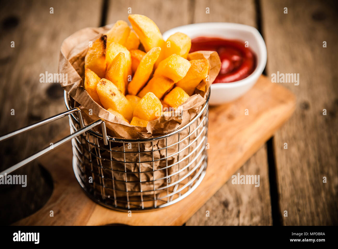 Patate fritte sul tavolo di legno Foto Stock