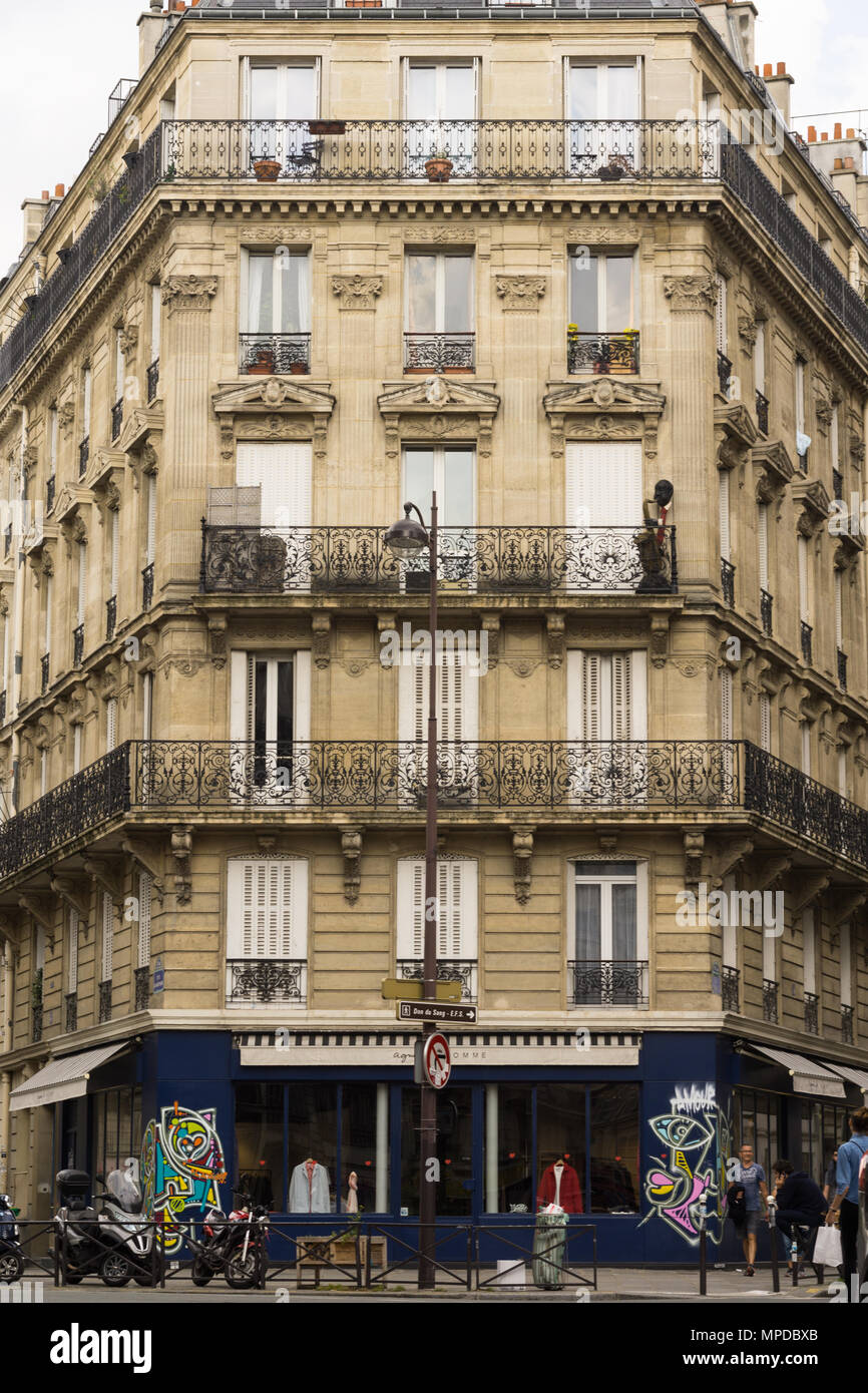 Un stile Haussmann edificio nel decimo arrondissement di Parigi, Francia. Foto Stock