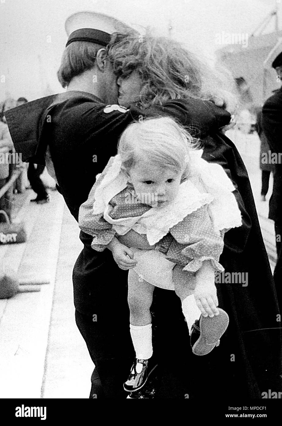 MEM CLIVE WARNER DA GOSPORT SALUTA LA MOGLIE GIOIA E BABY CLAIRE come nave appoggio STENA SEASPREAD ancorata a Portsmouth dopo il ritorno dalla FALKLANDS TASK FORCE. 1982 PIC MIKE WALKER, Portsmouth. Foto Stock