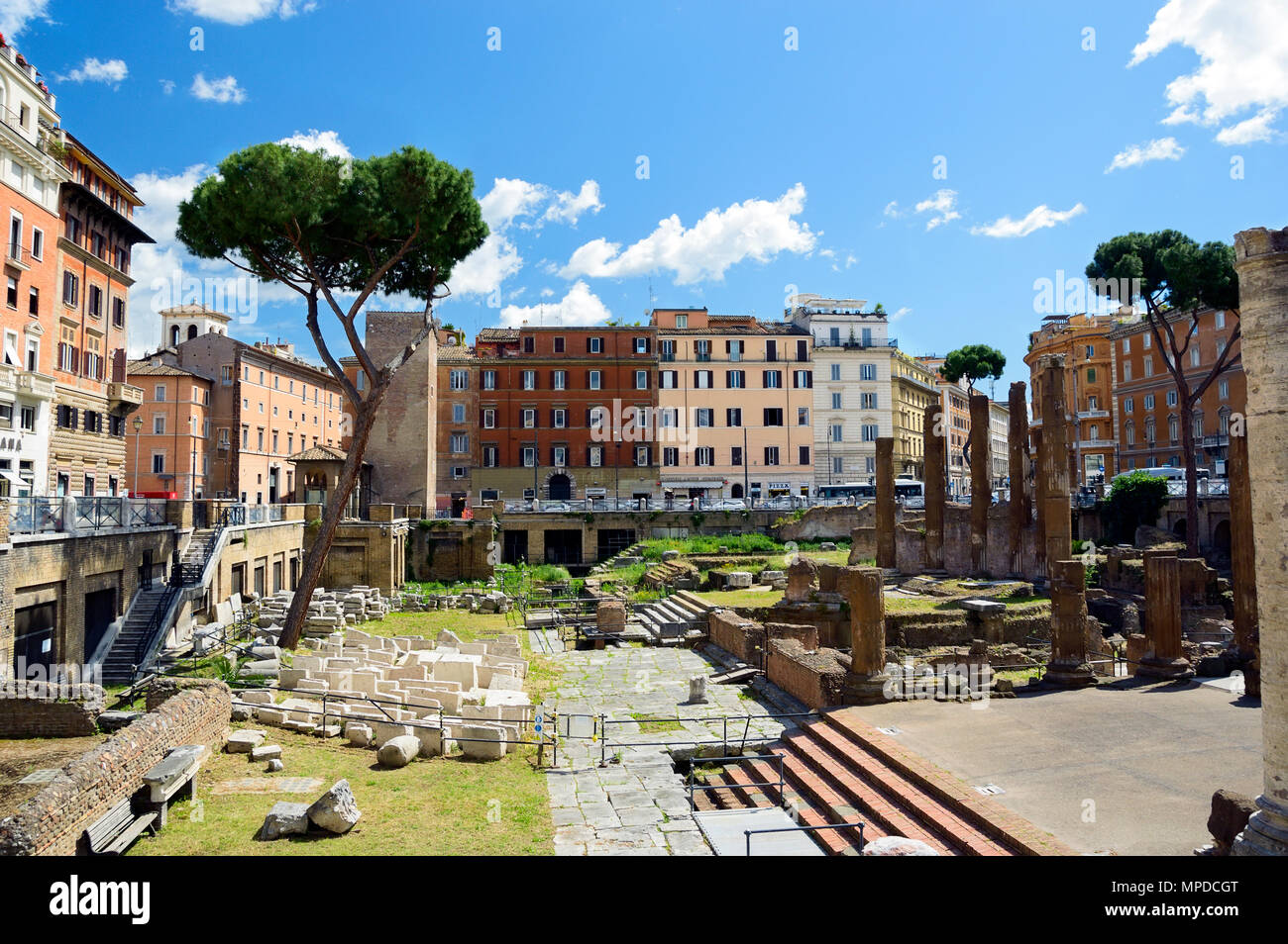Largo di Torre Argentina. Quadrato con antiche rovine di epoca romana quattro Templi Repubblicani e Pompeo del Teatro di Roma, Italia Foto Stock