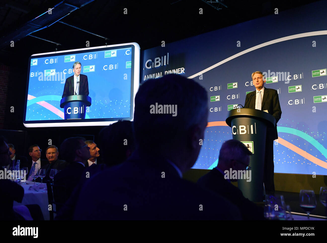 Il cancelliere dello scacchiere Philip Hammond dà un discorso durante la CBI cena annuale presso la fabbrica di birra a Londra. Foto Stock