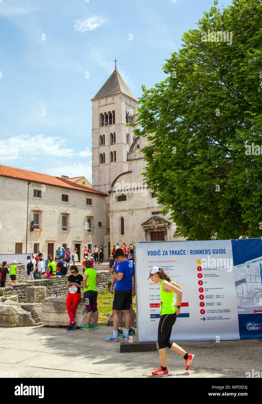 I corridori atleti e concorrenti preparare e scaldare per il croato stadiazione della gara mondiale, Ali per la vita mondo eseguire la carità gara in Zadar Foto Stock