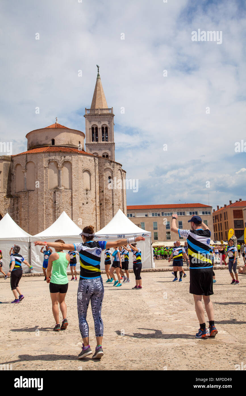 I corridori atleti e concorrenti preparare e scaldare per il croato stadiazione della gara mondiale, Ali per la vita mondo eseguire la carità gara in Zadar Foto Stock