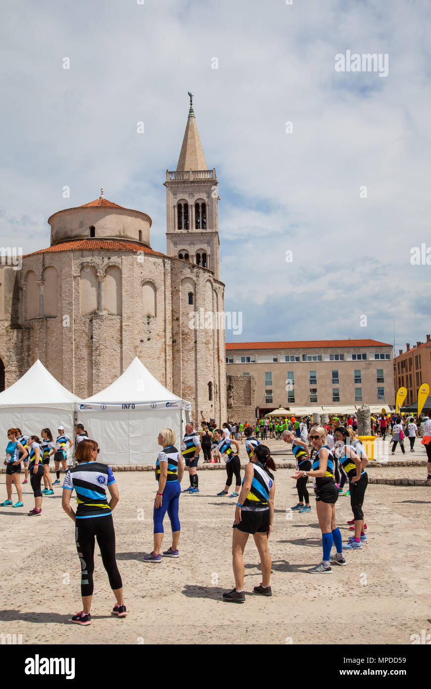 I corridori atleti e concorrenti preparare e scaldare per il croato stadiazione della gara mondiale, Ali per la vita mondo eseguire la carità gara in Zadar Foto Stock