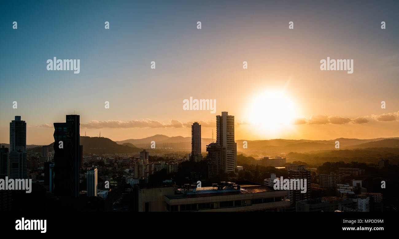 Tramonto il cielo sopra la città di Panama - cityscape vista panoramica Foto Stock