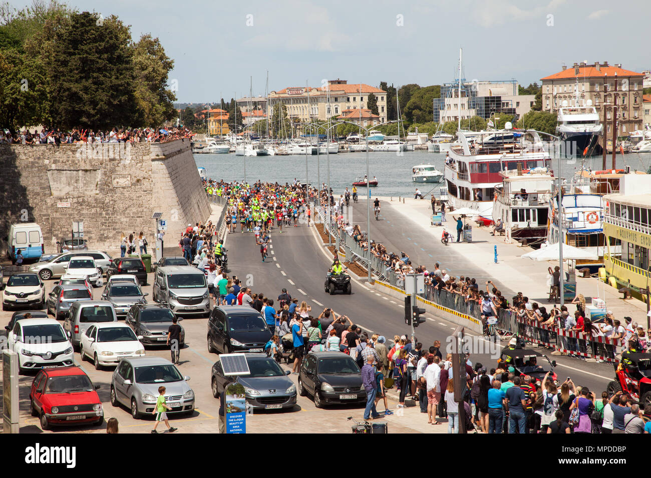 I concorrenti di atleti e guide in Zadar croazia prendendo parte alla gara mondiale ali per la vita di carità del mondo correre in aiuto di ricerca spinale Foto Stock