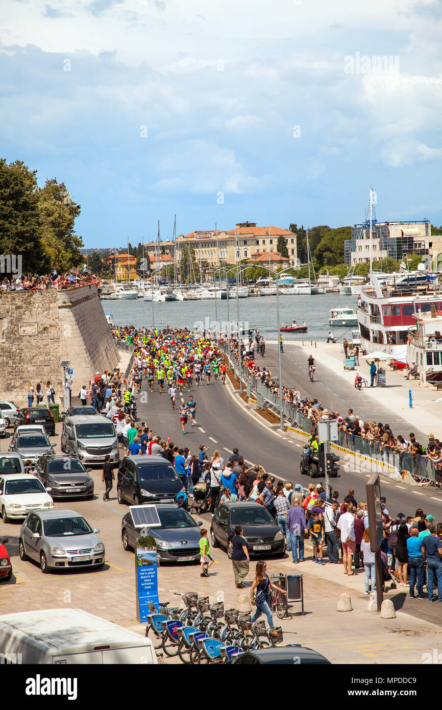 I concorrenti di atleti e guide in Zadar croazia prendendo parte alla gara mondiale ali per la vita di carità del mondo correre in aiuto di ricerca spinale Foto Stock