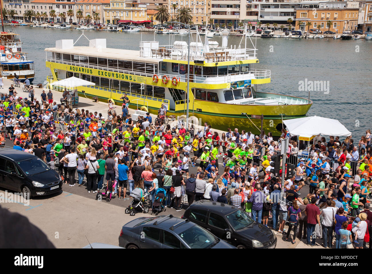 I concorrenti di atleti e guide in Zadar croazia prendendo parte alla gara mondiale ali per la vita di carità del mondo correre in aiuto di ricerca spinale Foto Stock