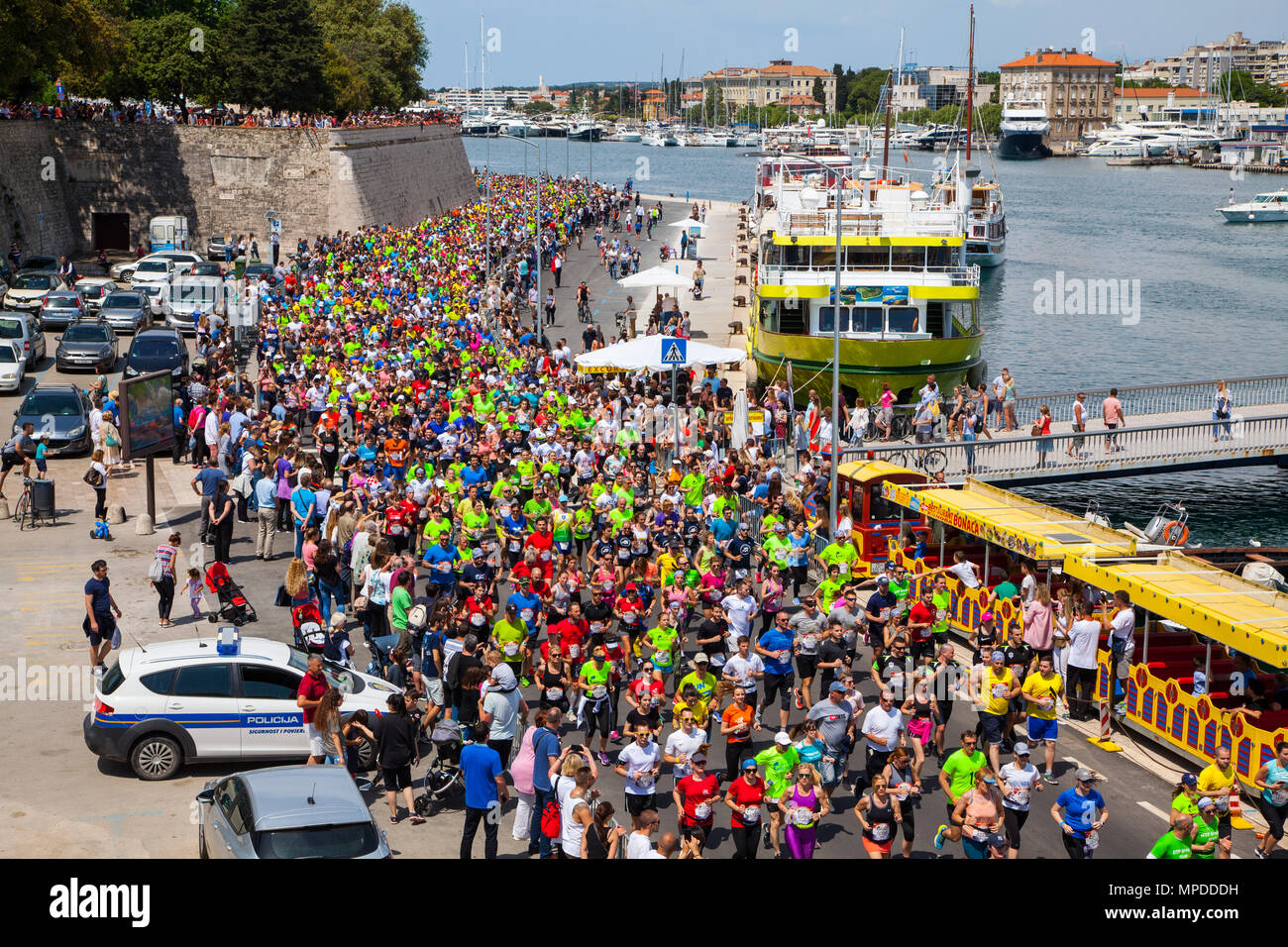 I concorrenti di atleti e guide in Zadar croazia prendendo parte alla gara mondiale ali per la vita di carità del mondo correre in aiuto di ricerca spinale Foto Stock