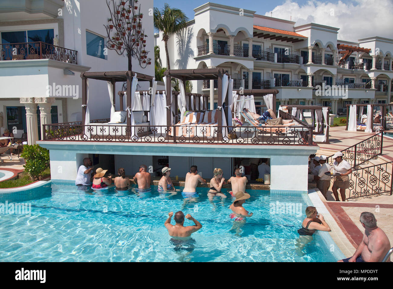 Gli ospiti del resort presso il bar della piscina, il Royal Playa del Carmen solo gli adulti resort hotel, Quintana Roo, Messico Foto Stock