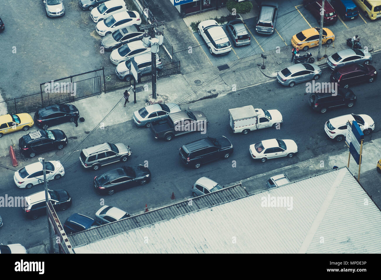 Automobili nel traffico cittadino dal di sopra - Antenna di città Foto Stock