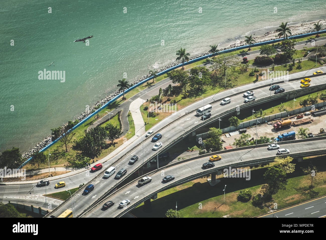 Vetture guida su autostrada vicino oceano costa - il traffico della città - antenna Foto Stock
