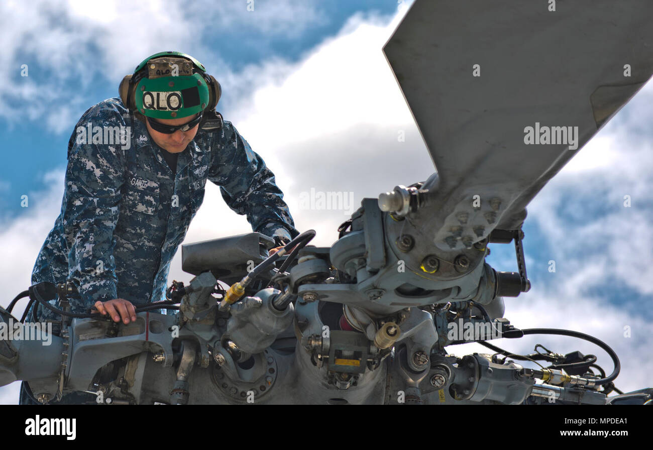 CORONADO, California (8 aprile 2017) di aviazione del macchinista Mate 2a classe Alex Ganze conduce attività di manutenzione di routine per il motore del rotore di un MH-60S Sea Hawk elicottero assegnato al Merlin di elicottero di mare squadrone di combattimento (HSC) 3. HSC-3 conduce costantemente la manutenzione e controlli di routine per essere operativamente pronto e soddisfare i obiettivi marittimi degli Stati Uniti Navy. Foto Stock