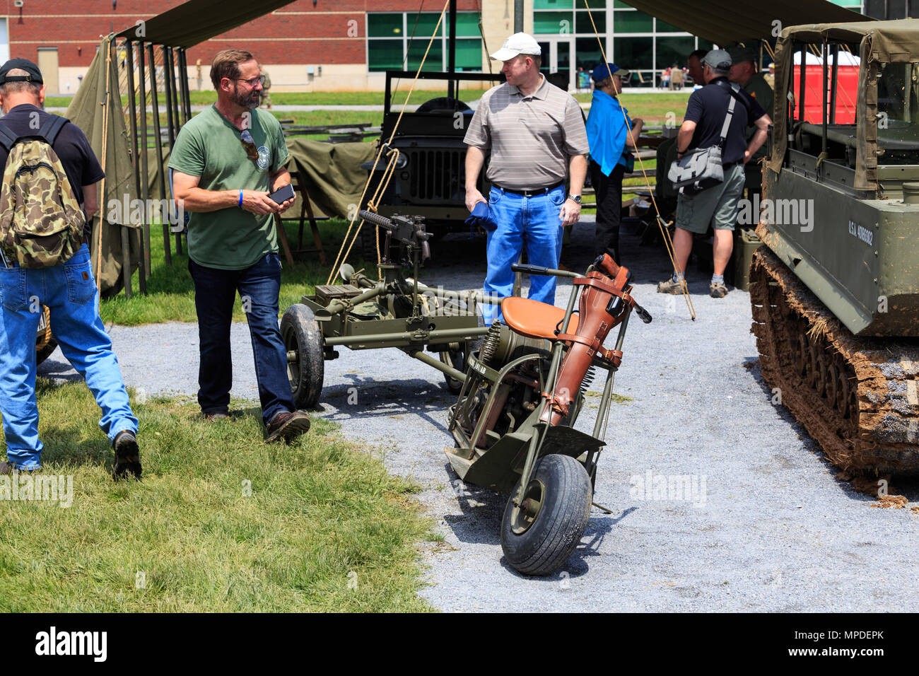 Carlisle, PA, Stati Uniti d'America - 20 Maggio 2018: i visitatori guardano la seconda guerra mondiale di apparecchiature al patrimonio dell'esercito giorni di eventi presso l'U.S. Patrimonio dell'esercito e il centro educativo. Foto Stock