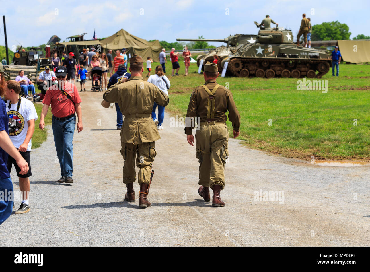 Carlisle, PA, Stati Uniti d'America - 20 Maggio 2018: WWII reenactors passeggiate all'esercito e Giornate del patrimonio evento presso l'U.S. Patrimonio dell'esercito e il centro educativo. Foto Stock