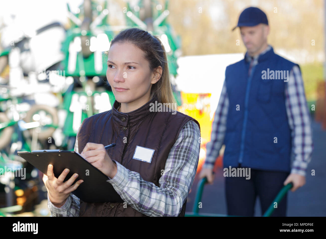 Due ingegneri andando attraverso controlli di routine Foto Stock
