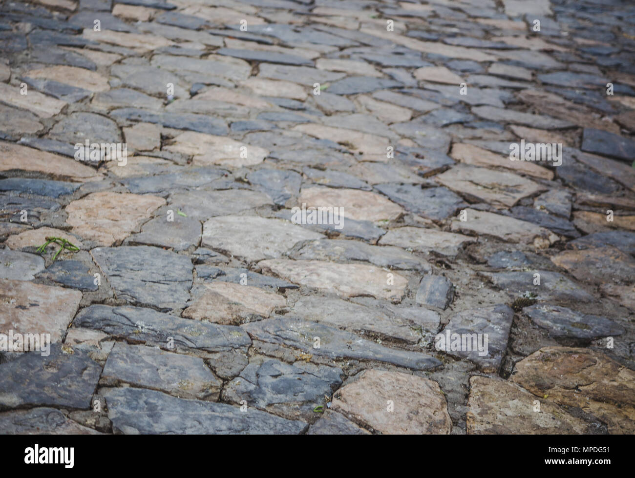 Grigio irregolare e pietre beige massa sullo sfondo di pavimentazione Foto Stock