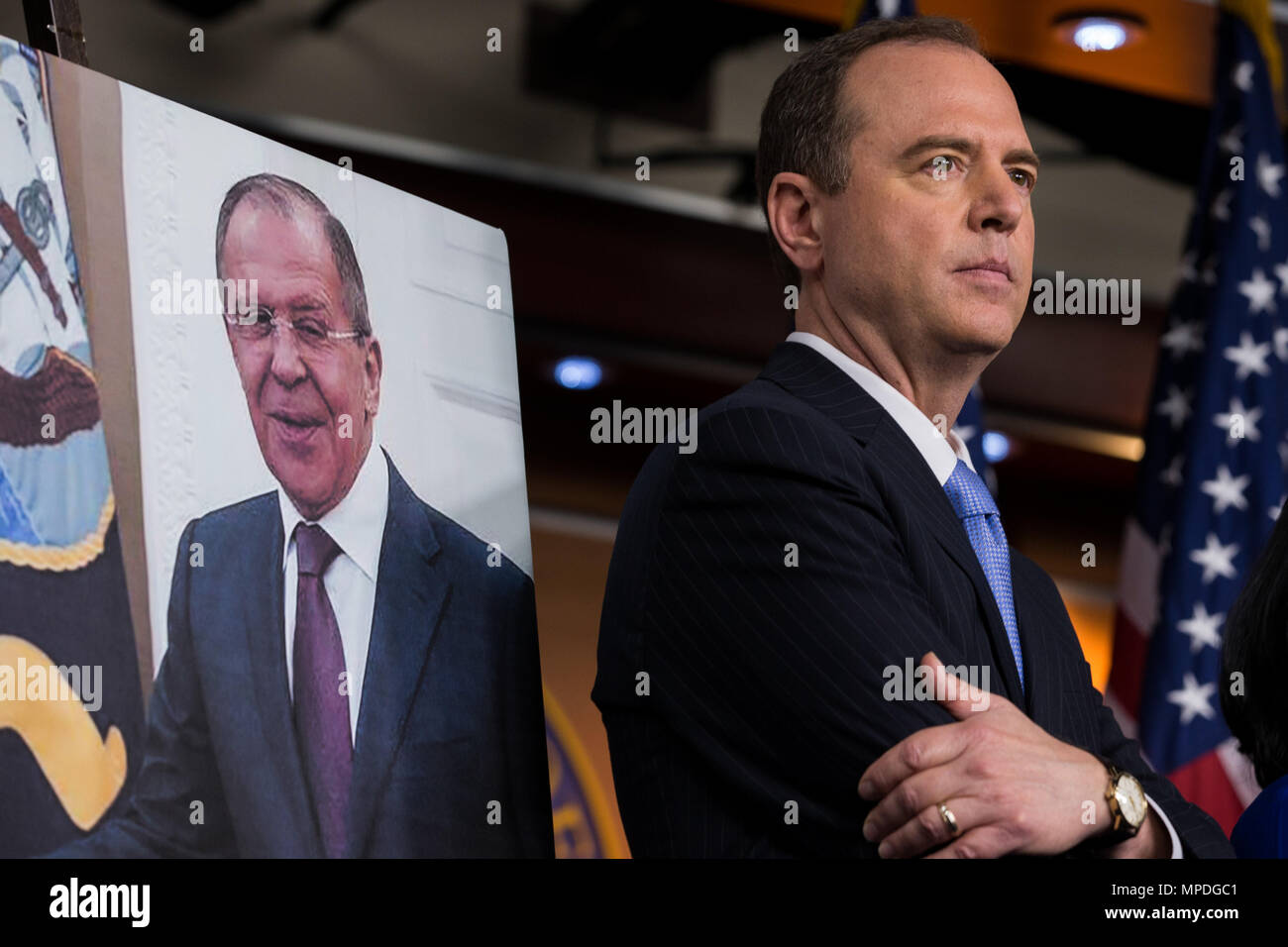 Sost. Adam Schiff (D-CA) classifica democrat sulla casa comitato di intelligence sorge accanto a una foto che ritrae il Presidente Trump e il ministro degli affari esteri russo Sergei Lavrov si stringono la mano durante la riunione nell'ufficio ovale in occasione di una conferenza stampa per presentare house democrats' sforzi volti a stabilire e a una commissione indipendente per indagare i legami tra il Presidente Trump e la Russia il 17 maggio 2017 presso l'U.S. Capitol. Foto Stock