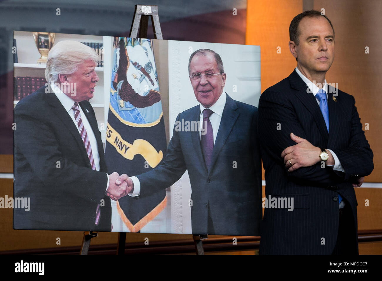 Sost. Adam Schiff (D-CA) classifica democrat sulla casa comitato di intelligence sorge accanto a una foto che ritrae il Presidente Trump e il ministro degli affari esteri russo Sergei Lavrov si stringono la mano durante la riunione nell'ufficio ovale in occasione di una conferenza stampa per presentare house democrats' sforzi volti a stabilire e a una commissione indipendente per indagare i legami tra il Presidente Trump e la Russia il 17 maggio 2017 presso l'U.S. Capitol. Foto Stock