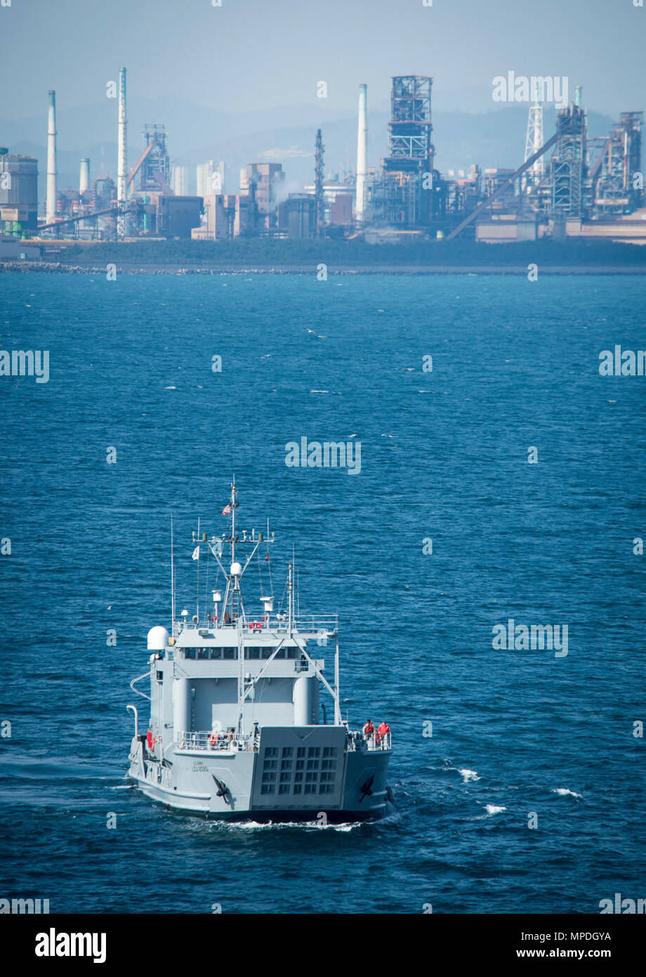 Stati Uniti Recipiente di esercito di Fort McHenry (LCU 2020) rende il suo approccio per la USNS Pililaau (T-AKR 304) per condurre il veicolo anfibio movimenti al largo della costa di Pohang, Repubblica di Corea, durante il funzionamento del pacifico esercizio di raggiungere 2017 (OPRex17) Il 10 aprile 2017. OPRex17 è un accordo bilaterale per l'evento di formazione progettati al fine di garantire la preparazione e sostenere la Rok-STATI UNITI alliance esercitando una zona al centro di distribuzione aria un terminale punto di alimentazione, combined joint logistics over-the-shore, l'uso della ferrovia, vie di navigazione interna e costiera di operazioni di sollevamento per convalidare il funzionamento concetto reach. Foto Stock