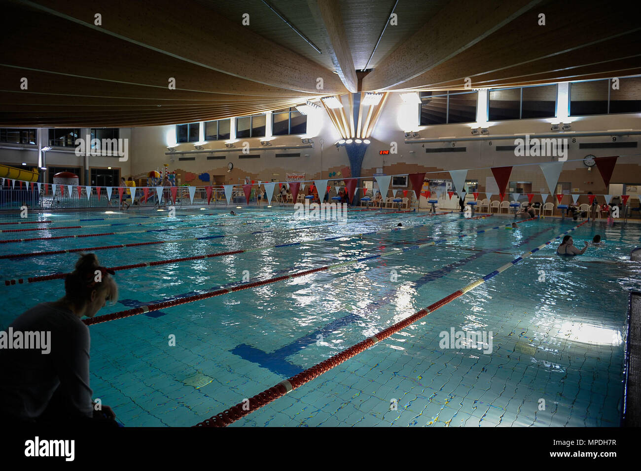 I partecipanti entrare in piscina per una nuotata di classe al centro acquatico su Ramstein Air Base, Germania, 14 febbraio, 2017. Ogni settimana, Christina e Samantha Moore, prendere lezioni acquatiche, yoga e sparare per più di 120 minuti di esercizio come parte del settimo annuale militare di Kaiserslautern comunitario "più grande perdente' sfida. (U.S. Air Force foto di Airman 1. Classe Savannah L. acque) Foto Stock