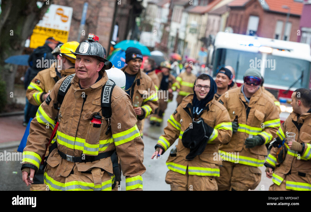 I vigili del fuoco dalla Ramstein Air Base dei vigili del fuoco a piedi attraverso una parata durante il fasching, un festival che si tiene in tutta Europa, nella città di Ramstein, Germania, 28 febbraio, 2017. Lavoratori civili, politici, imprenditori e di più venire insieme alla folla le loro strade e festeggiare la venuta del tempo più caldo. (U.S. Air Force foto di Senior Airman Lane T. Plummer) Foto Stock