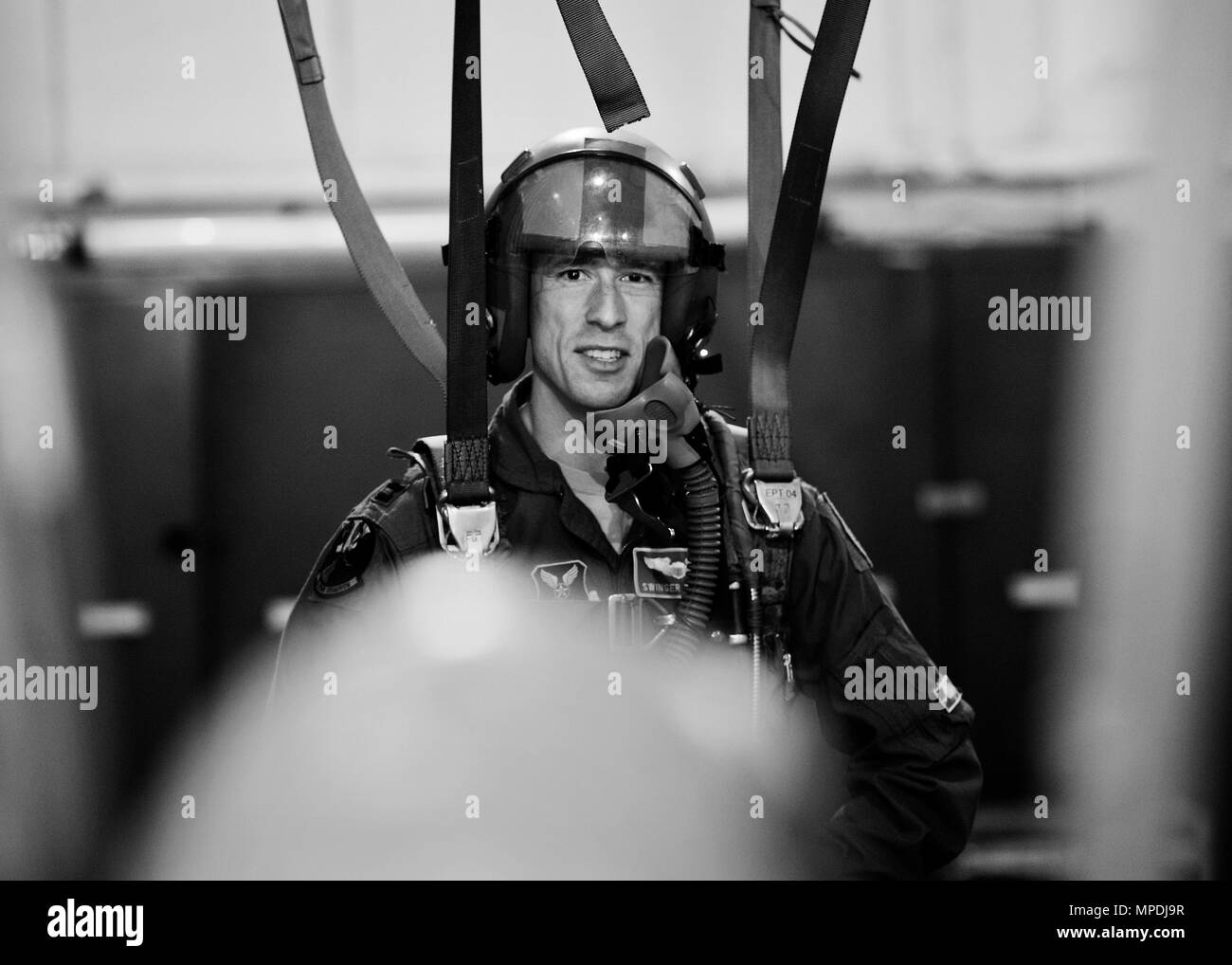 Un membro del XXIII Bomb Squadron si blocca in una simulazione di paracadute sui cavi in corrispondenza di Minot Air Force Base, N.D., 22 febbraio, 2017. Uscita e paracadute di emergenza di formazione personale insegna come tranquillamente uscire dall'aereo e tornare a terra dopo un'emergenza. (U.S. Air Force foto/Senior Airman J.T. Armstrong) Foto Stock