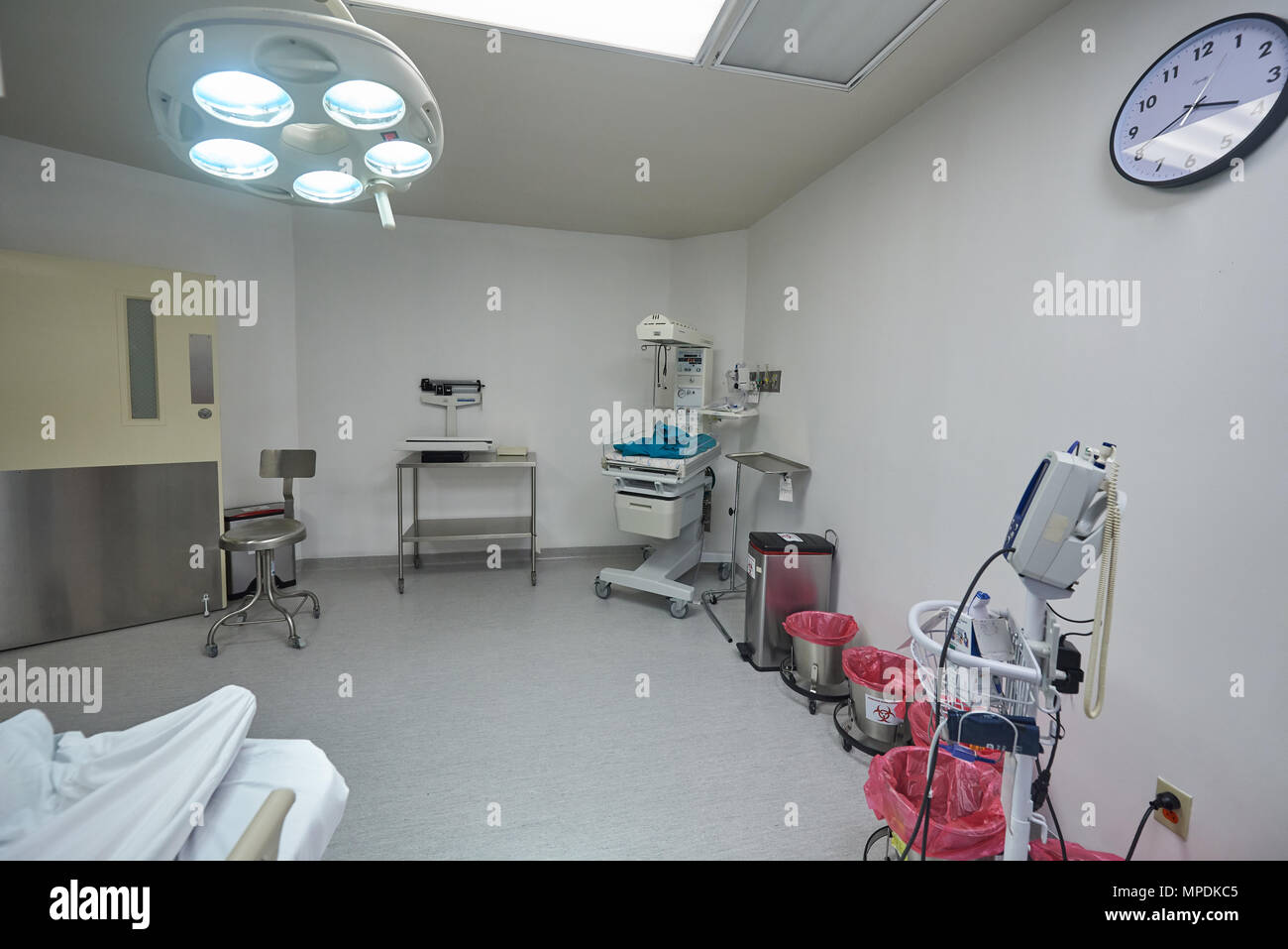 Pulire la stanza di ospedale sfondo. Pronto per la clinica di chirurgia room Foto Stock