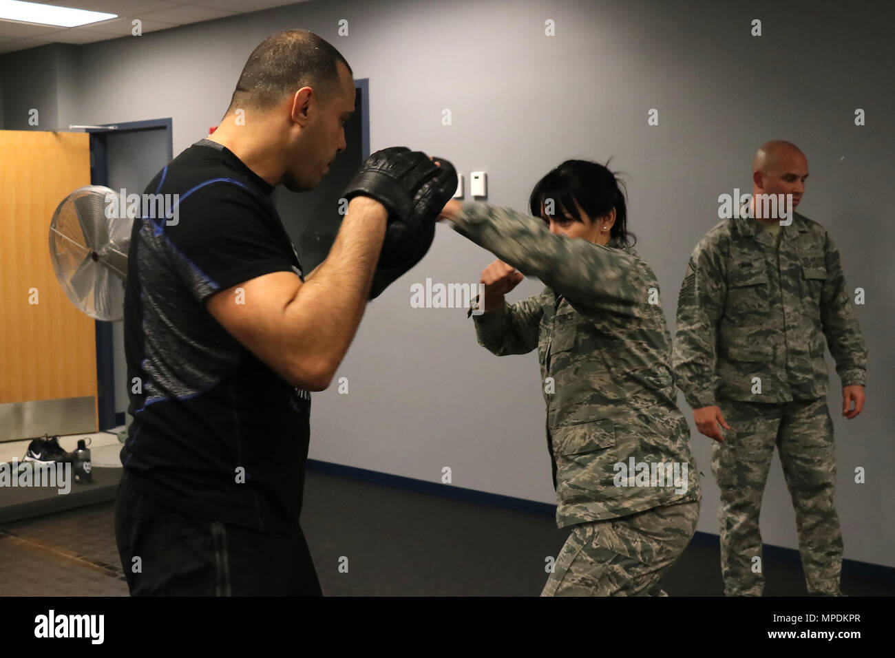 Master Sgt. Maritza Torres pratiche una croce a sinistra mentre il  brasiliano di jiu jitsu 4 grado di cintura nera Luigi Mondelli allenatori di  Stewart Air National Guard Base, NY, il 4