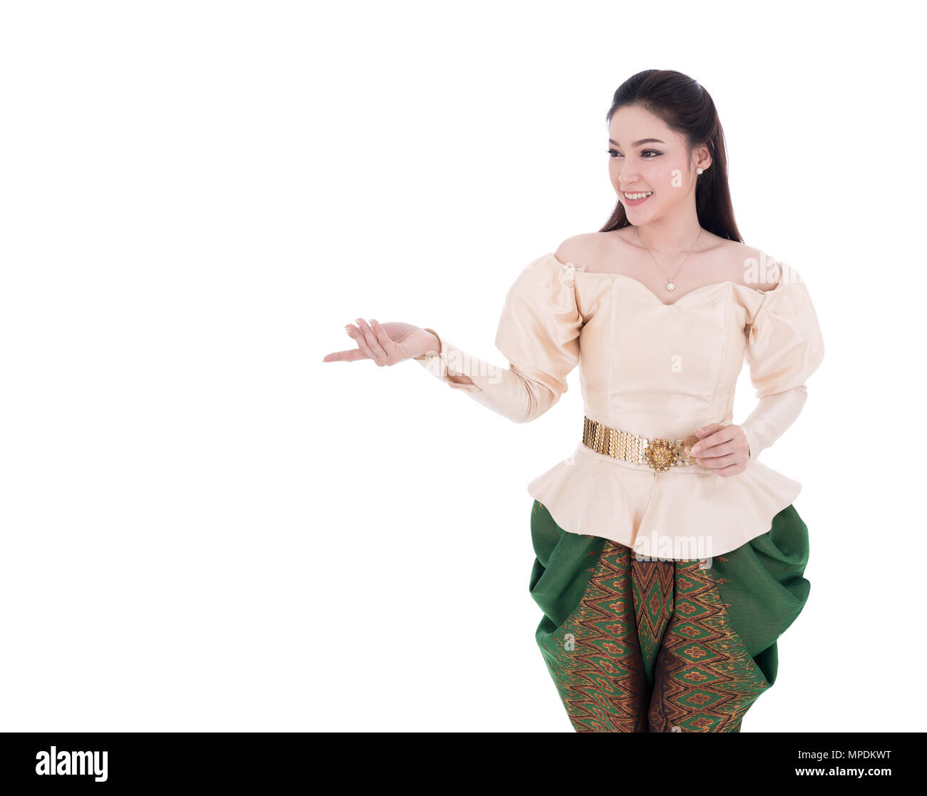 Bella donna inThai abito tradizionale con puntamento a mano isolati su sfondo bianco Foto Stock