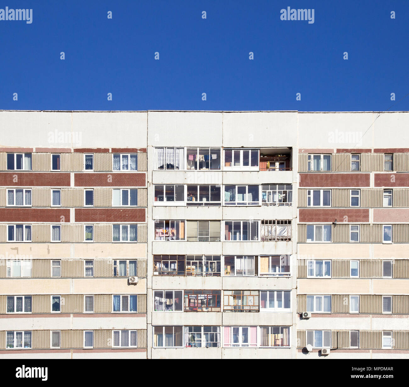 Facciata di edificio di appartamenti non nuova casa di abitazione vista frontale Foto Stock