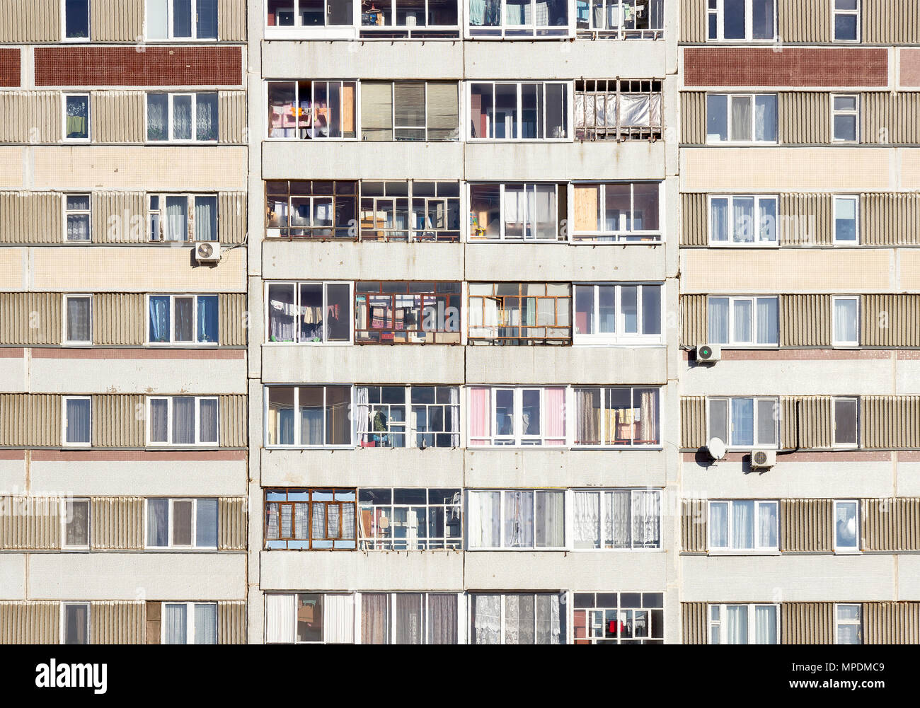 Facciata di edificio di appartamenti non nuova casa di abitazione vista frontale Foto Stock
