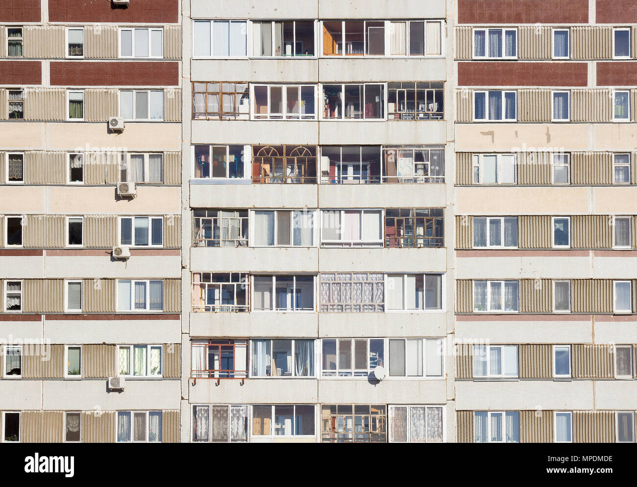 Facciata di edificio di appartamenti non nuova casa di abitazione vista frontale Foto Stock