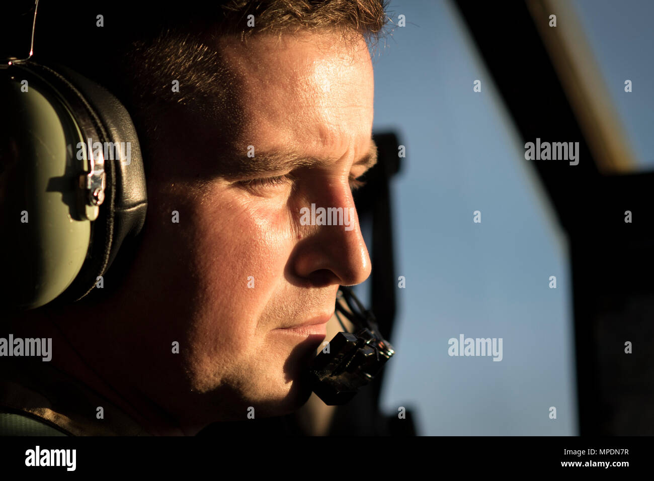 Un U.S. L'aria pilota militare assegnato alla quarta Special Operations Squadron vola un AC-130U Spooky durante il guerriero di smeraldo 17 al campo Hurlburt Fla., Marzo 4, 2017. Il Guerriero di smeraldo è un U.S. Il Comando Operazioni Speciali esercizio durante il quale comune di forze per le operazioni speciali treno per rispondere alle varie minacce in tutto lo spettro di un conflitto. (U.S. Air Force photo by Staff Sgt. Cory D. Payne) Foto Stock