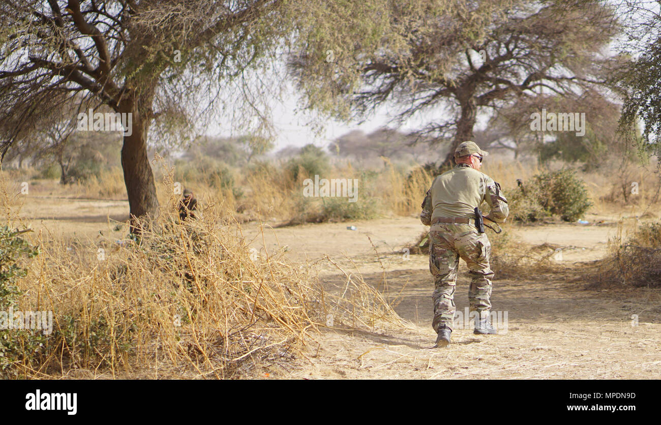 Un U.S. Army Special Forces soldier reagisce al contatto come una dimostrazione per servizio Nigerien membri durante l'esercizio Flintlock 2017 in Diffa, Niger, Marzo 4, 2017. Flintlock è un esercizio annuale di tutta la regione Trans-Sahara dell Africa. (U.S. Esercito foto di Spc. Zayid Ballesteros) Foto Stock