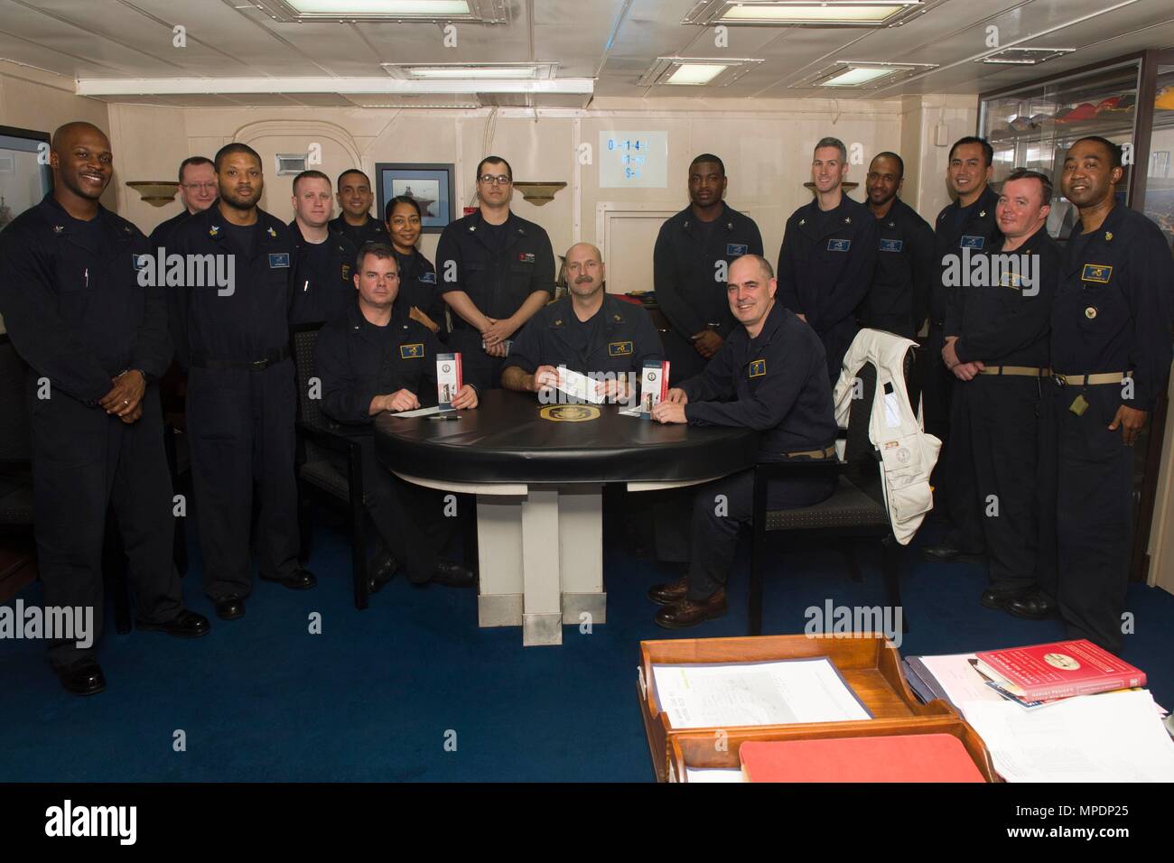 170306-N-KD168-032 OCEANO ATLANTICO (6 marzo 2017) - Bataan Comandante Capt. Eric N. Phister (a destra), il comando Master Chief Scott W. Harville (centro), e Delegato della Cmdr. Silvestro L. Steele (sinistra) posano per una foto con i rappresentanti della marina e Marine Corps Relief Society a bordo dell'assalto anfibio nave USS Bataan (LHD 5). La nave è attualmente implementato con Bataan anfibio gruppo pronto a sostegno di le operazioni di sicurezza marittima e di teatro di sicurezza gli sforzi di cooperazione in Europa e il Medio Oriente. (U.S. Foto di Marina di Massa lo specialista di comunicazione 2a classe Mage Foto Stock