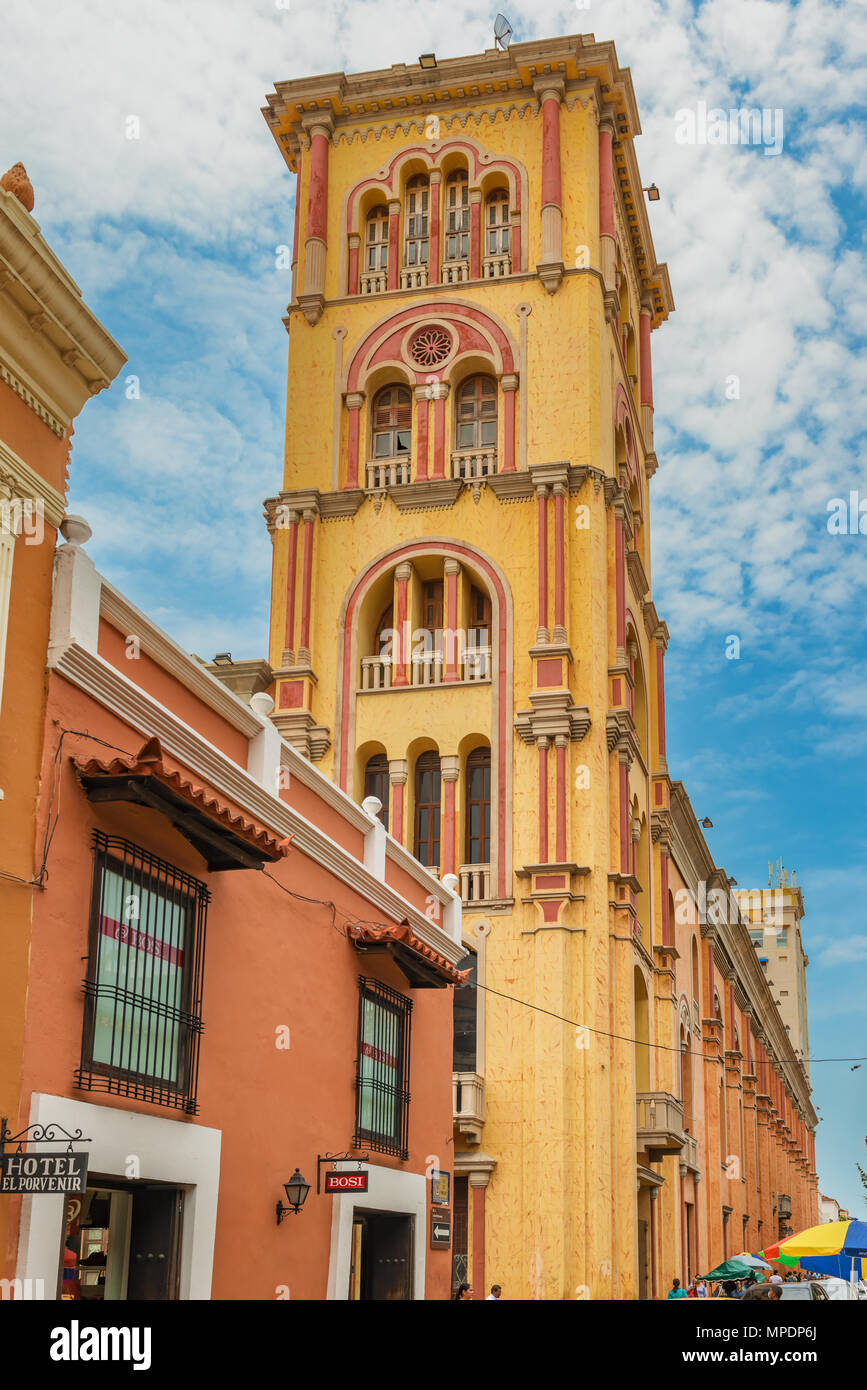 Cartagena, Colombia - 24 Marzo 2017: Street view a torre di Cartagena università pubbliche, Cartagena, Colombia. Foto Stock
