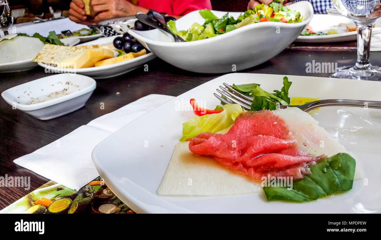 Carpaccio Di Salmone Con Insalata Di Formaggio E Antipasti Al Ristorante Il Cibo Italiano Concetto Foto Stock Alamy