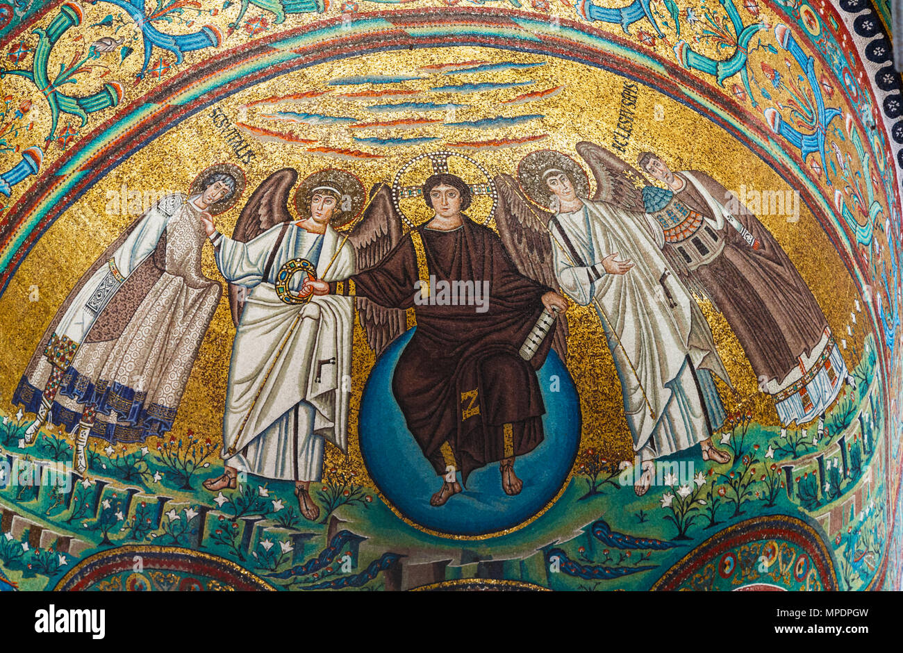 Ravenna, Provincia di Ravenna, Italia. Mosaico in San Vitale Basilica. Cristo, seduto su di una sfera che rappresenta il mondo offre la corona del martirio per S Foto Stock