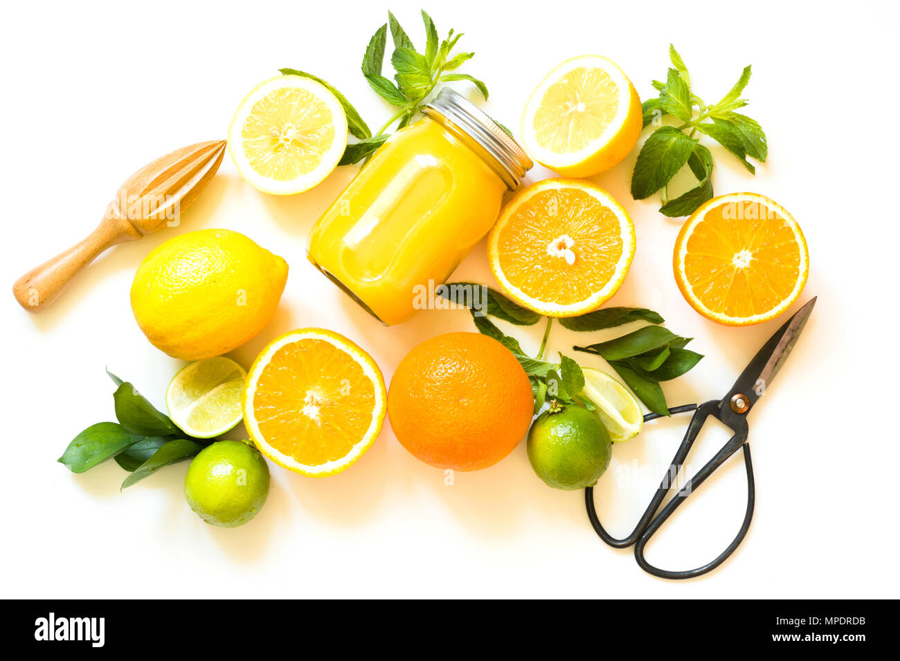 Set di agrumi su sfondo bianco, piatto laici. Vista dall'alto su orange, limoni, lime e foglie di menta. Fare detox freshes concetto e ricetta mockup. Vista dall'alto. Tr Foto Stock