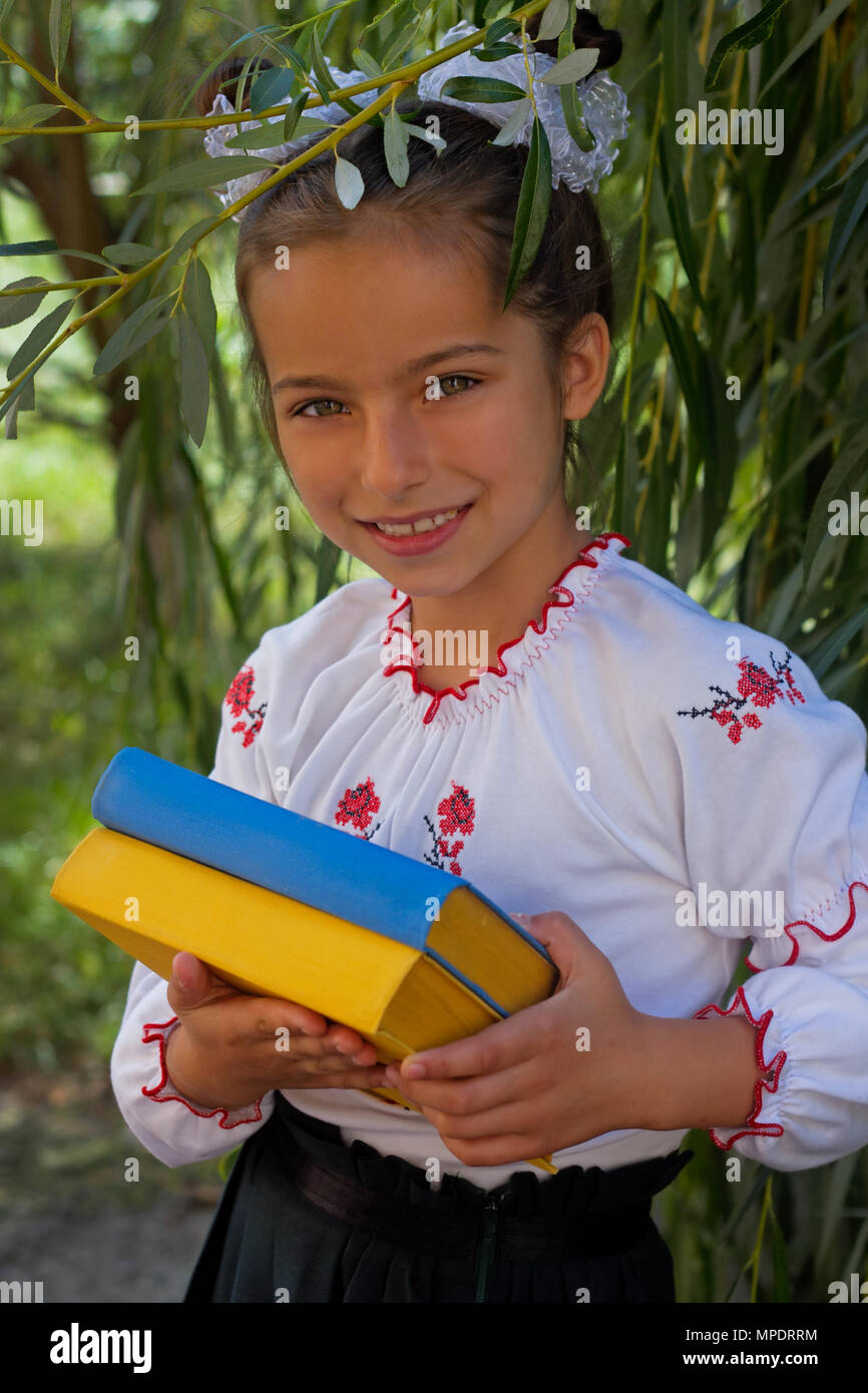Bellissima bambina di 7 anni in libri di ricamo in colore bandiera ucraino  Foto stock - Alamy