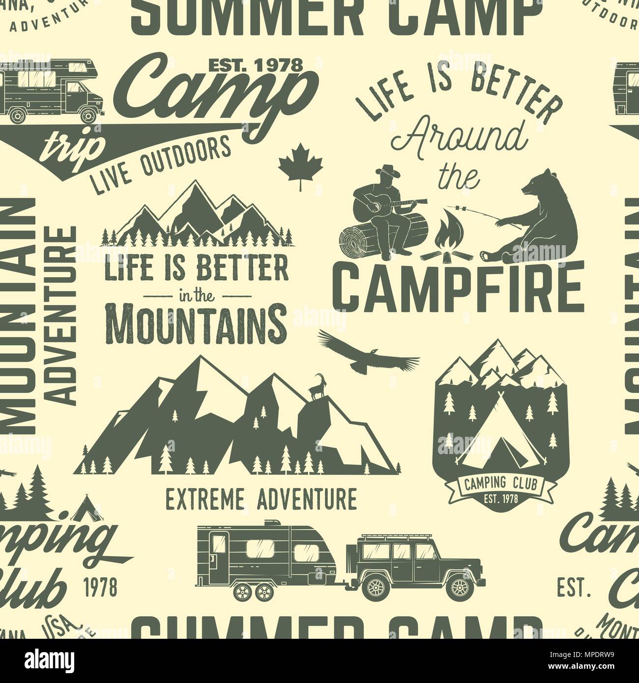 Summer Camp seamless pattern o sfondo. Illustrazione Vettoriale. Retrò design tipografia con rimorchio rv, tenda, montagna, falò, escursionista e foresta s Illustrazione Vettoriale