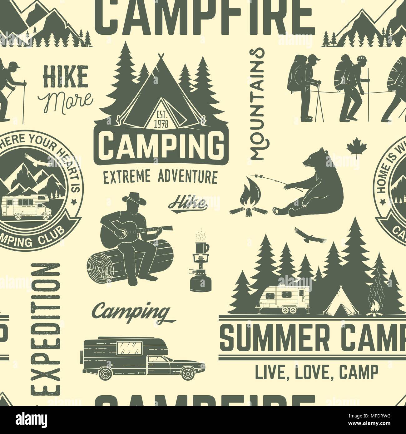 Summer Camp seamless pattern o sfondo. Illustrazione Vettoriale. Retrò design tipografia con rimorchio rv, tenda, montagna, falò, escursionista e foresta s Illustrazione Vettoriale
