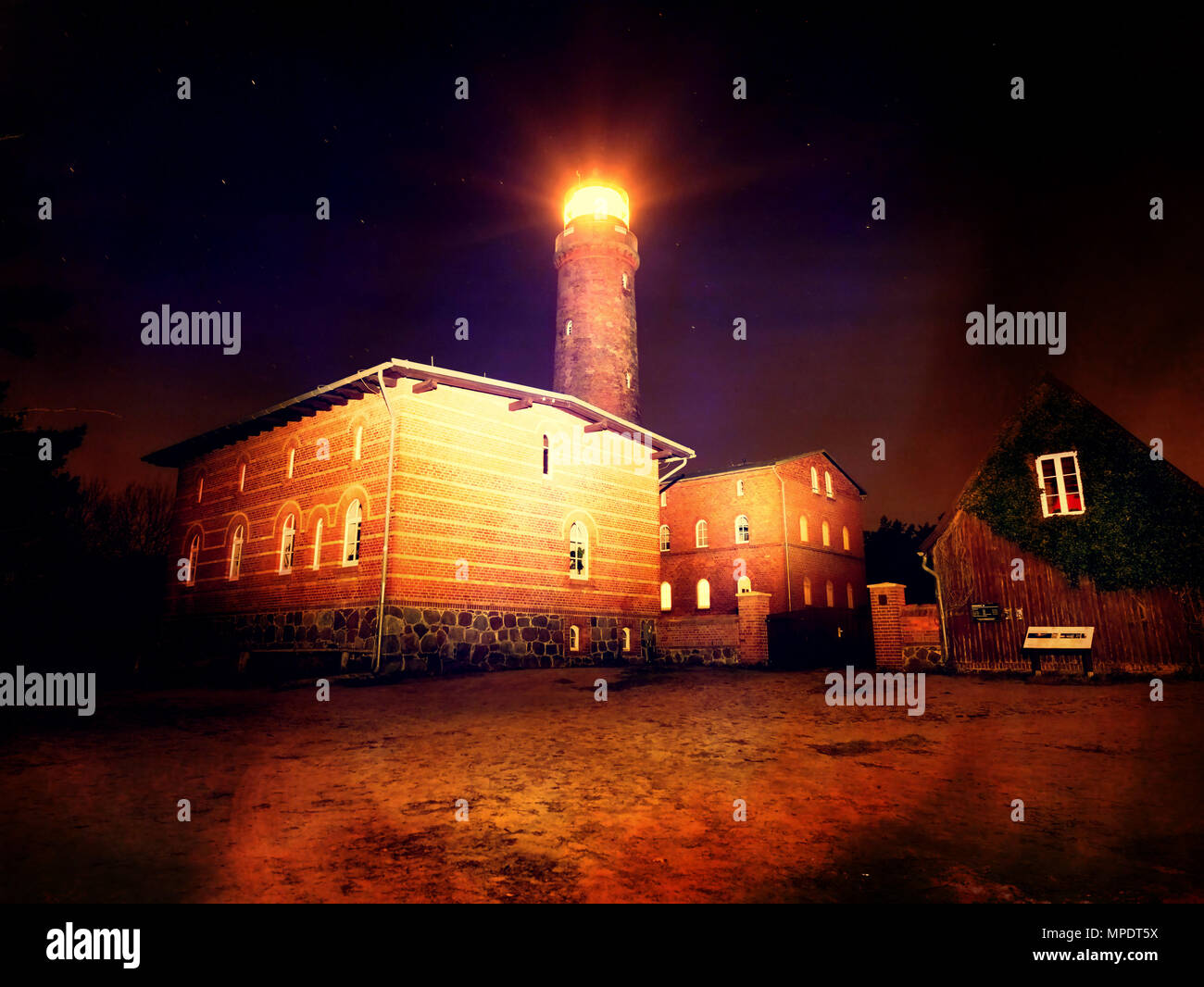 Effetto astratto. Faro di Darsser Ort è che brilla nel buio della notte. Parco nazionale di Prerow, Mar Baltico, Meclemburgo-Pomerania Occidentale, Germania Foto Stock
